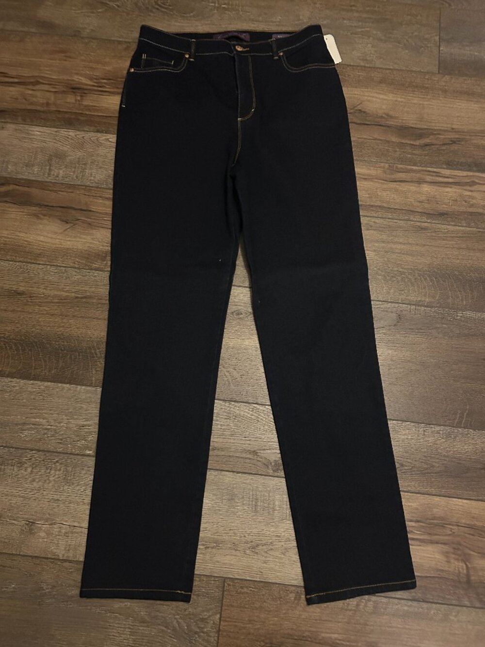 NWT - Gloria Vanderbilt "Amanda" classic-fit stretch jeans.  Size 10 Long